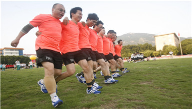 搏翺拓展趣味運動項目：多人多足